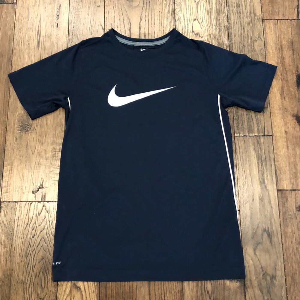 Nike Boys dri-fit T-shirt size youth XL